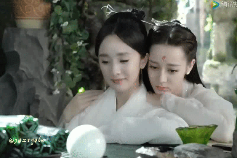 两个人腻在一起的样子好像姐妹|杨幂|迪丽热巴|两个人_新浪新闻