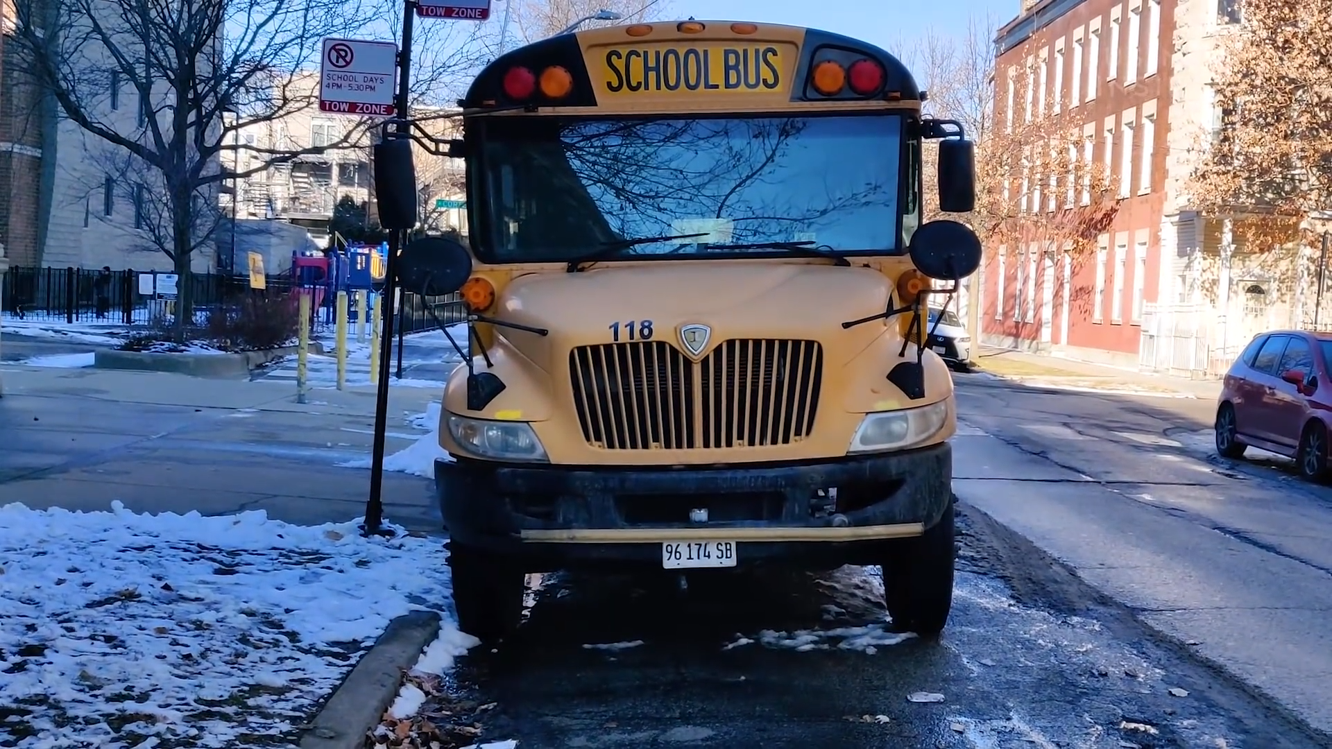 美国校车有特权 坚固堪比装甲车 坐校车上学比其他车安全70倍