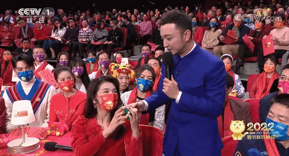 今年春晚魔术迎春纳福玩转魔方震惊全场