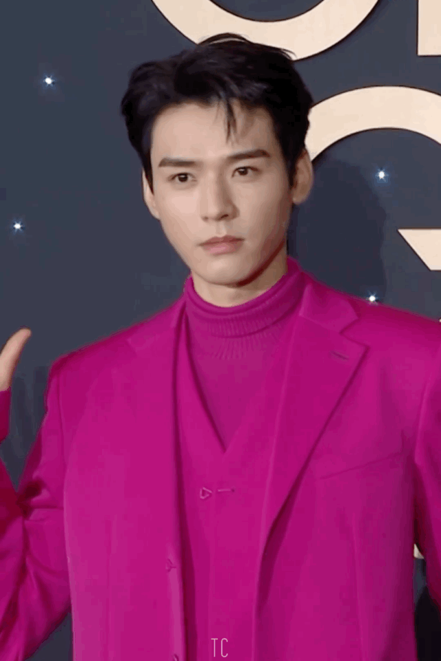 龚俊今晚红毯造型品牌大使身着2022春夏玫红西服套装