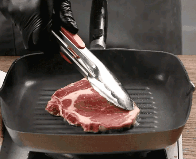 煎牛排的时候,先在煎锅底部融化适量的黄油,放入牛排煎制7-8分熟关火