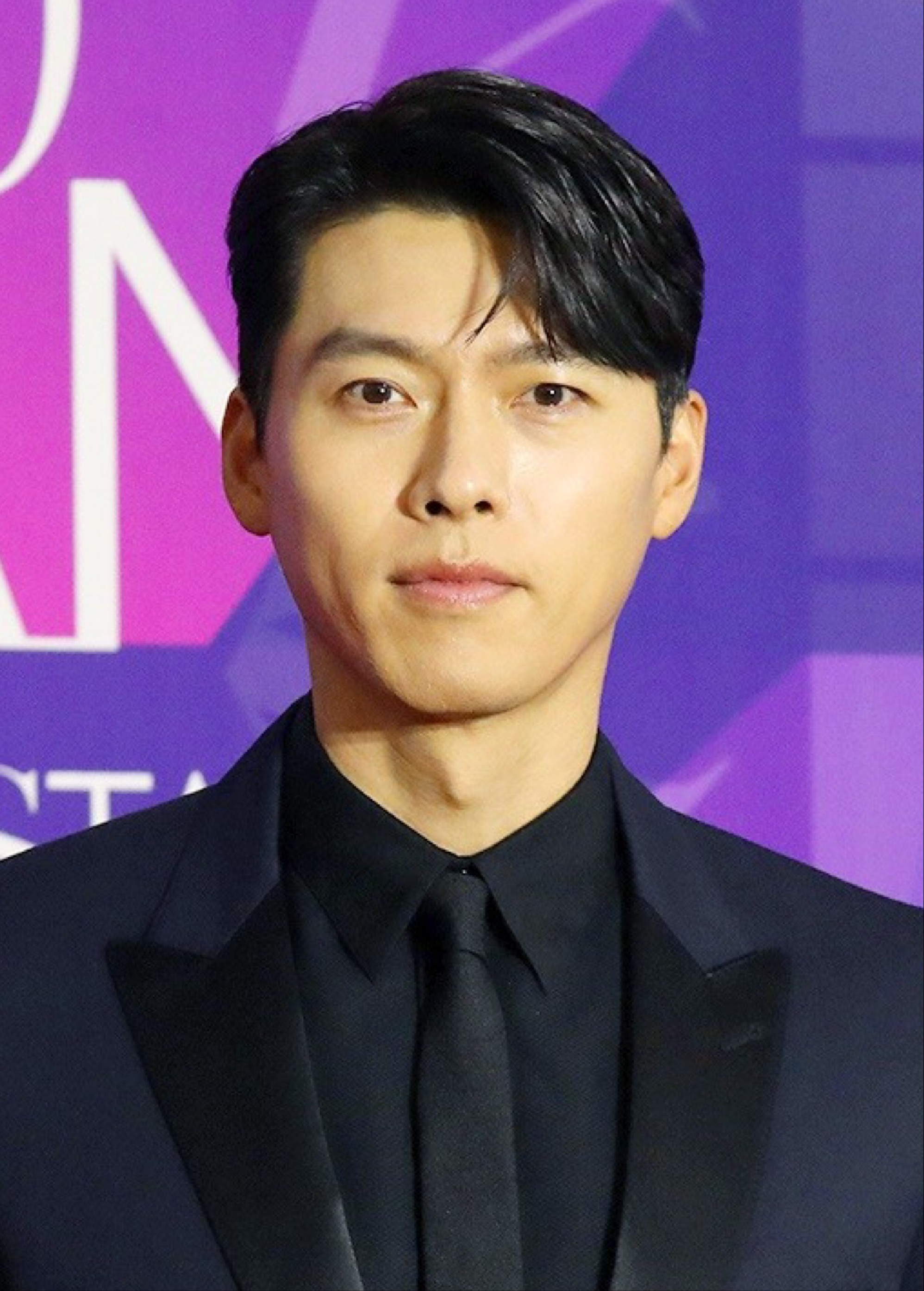 这次红毯孙艺珍并没有和玄彬一起走红毯,而是特意发来视频回应得奖.