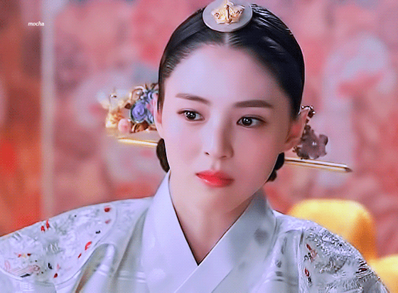 开始拍电视剧,大家比较熟悉的角色,应该是《百日的郎君》里的"世子妃"