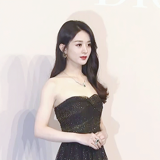 赵丽颖"黑化"气场全开,星河裙夺目闪耀,自信终让她比以往强大