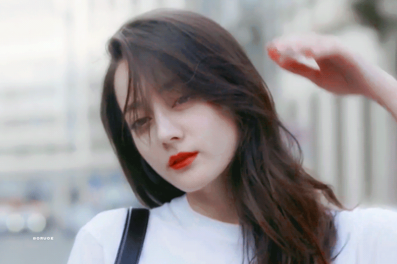 迪丽热巴新年第二封出炉,一袭红裙勾勒出玲珑曲线,笑容大方明媚