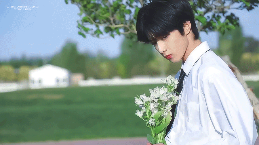 刘耀文晒库存照说自己胖了要锻炼起来