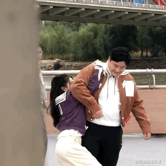 巩立姣单手就拎起了白鹿!牛!