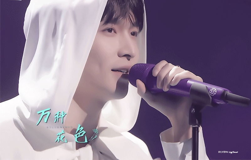 舞台上的张艺兴魅力值爆棚期待今晚新曲小城姑娘