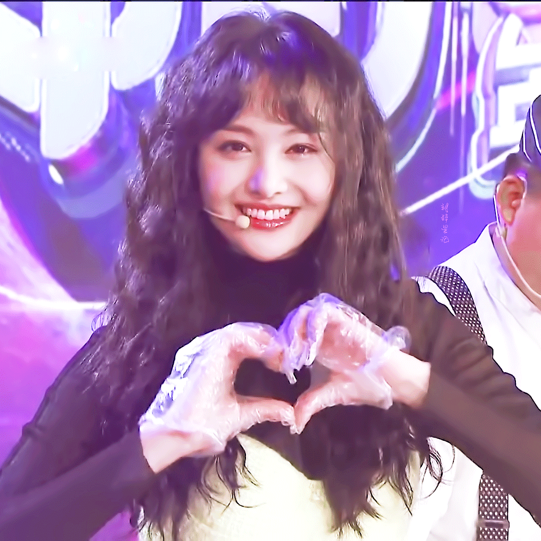 听说今天是世界恋爱日,你的爱豆给你送来了比心小视频!迪丽热巴