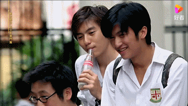 一出场还是穿白衬衫的少年,虽然有点不良少年的气息但眼神还是很青涩