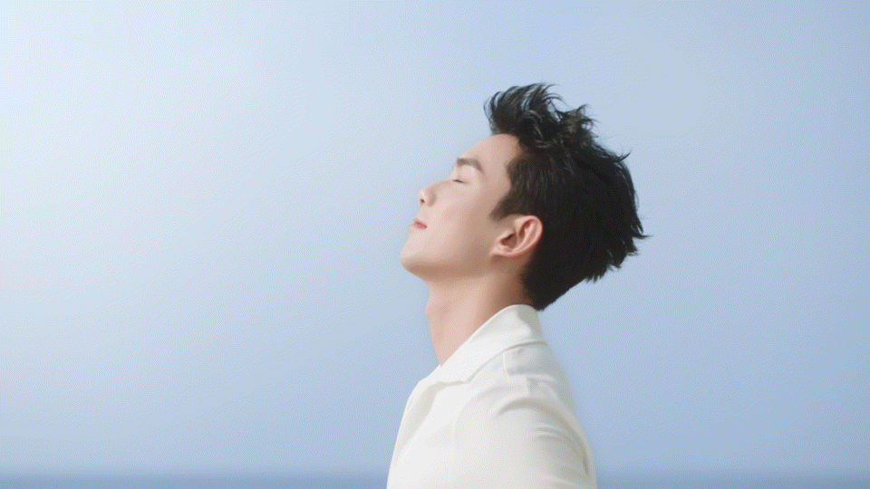 吴磊xevidens┊置身于蓝天白云之下于海边嬉戏玩耍