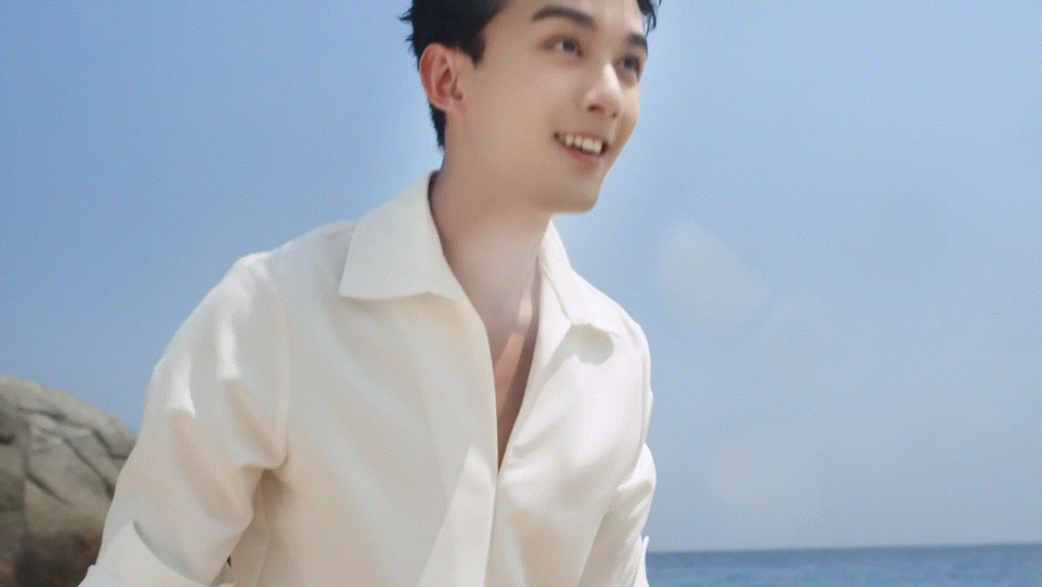 吴磊xevidens┊置身于蓝天白云之下于海边嬉戏玩耍