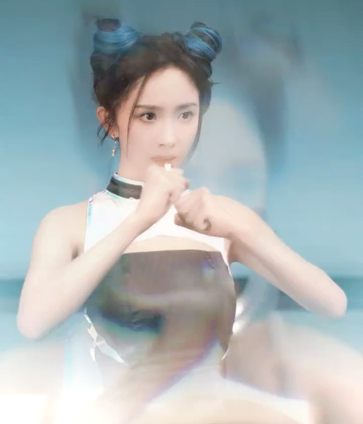 杨幂也太帅了吧这强烈的格斗家既视感双丸子头可爱干练