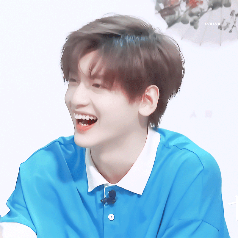 翟潇闻新的鞠躬姿势你学会了吗?可可爱爱弯腰还要翻一下手手!