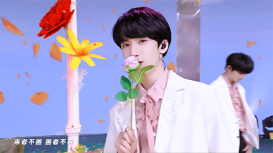 祝贺严浩翔微博粉丝数破1100万艺术殿堂男儿担当