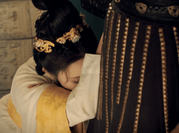 大家印象最深刻的就是《东宫》小枫发现李承鄞是灭族仇人的哭戏,哭得