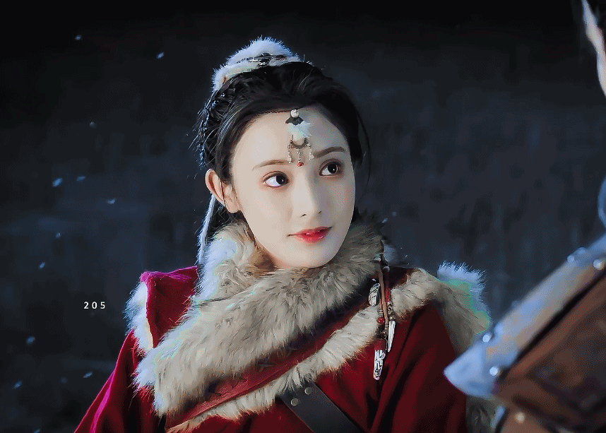 实在差太多,那可不是吗,因为古装太惊艳,今日她穿一身白衣拿着玉箫