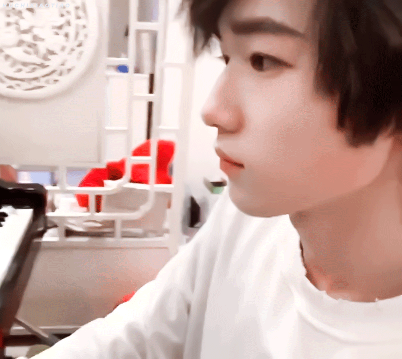 请欣赏小宋老师的绝美鼻子!连鼻孔形状都好完美@时代少年团-宋亚轩
