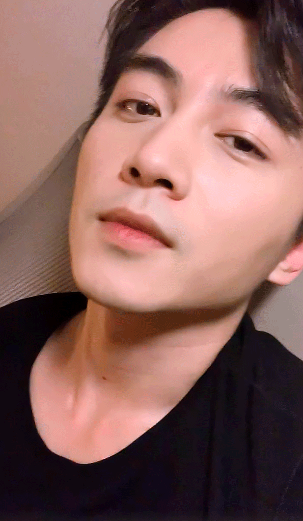 陈晓的自拍角度好直男啊不过帅哥颜值高