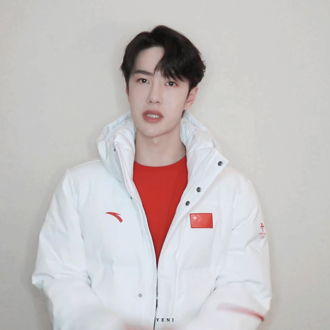 王一博冬奥冰雪大片穿着红色滑雪服的王一博又帅又奶想rua