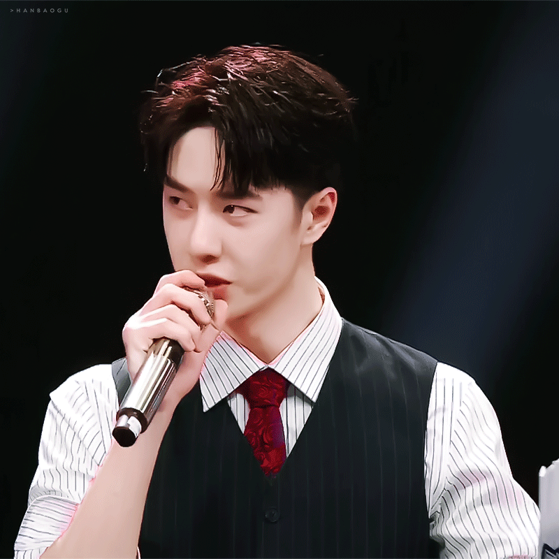 王一博发型盘点圆寸背头中分湿发挑染