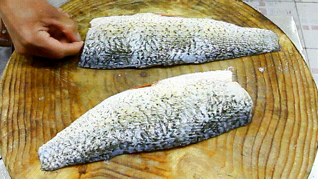 8刀把草鱼切成吃不起的样子!大饭店才有的菊花鱼学会特有面儿