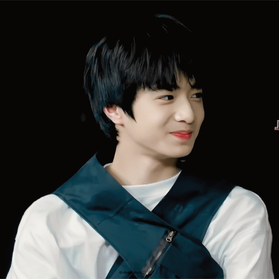 来看刘耀文的回眸瞬间~奶文真的好想让人rua一把啊@时代少年团-刘耀文