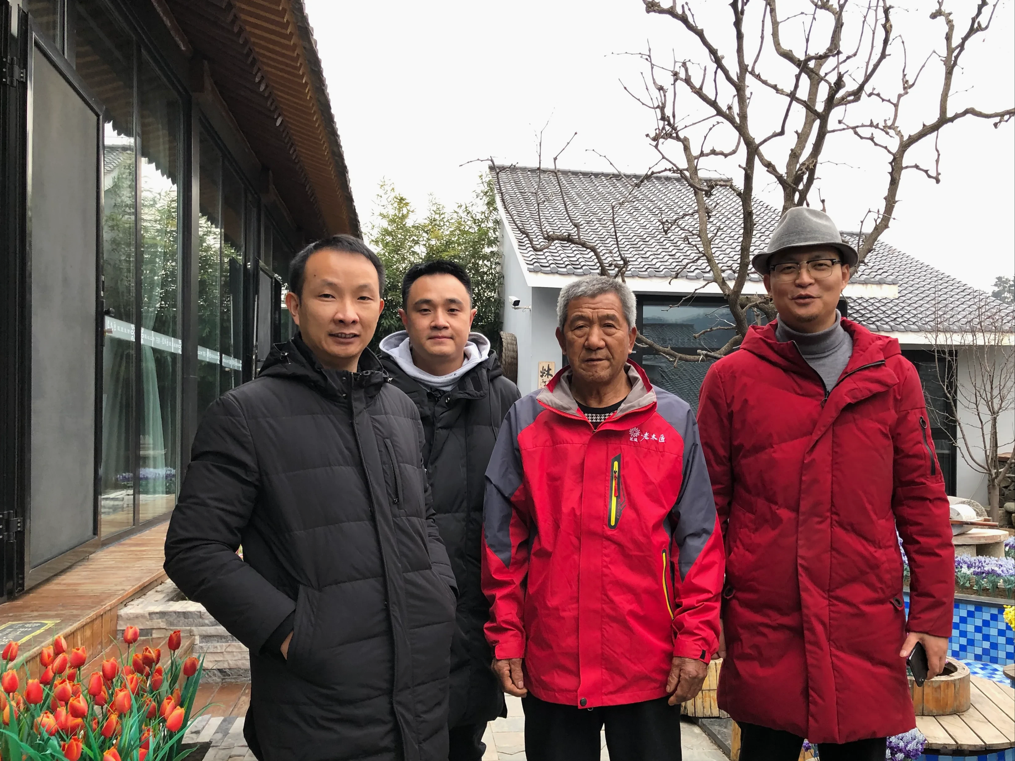 而老王大叔将木工文化为主题植入到民宿中,很多摆件和家具都自己做的