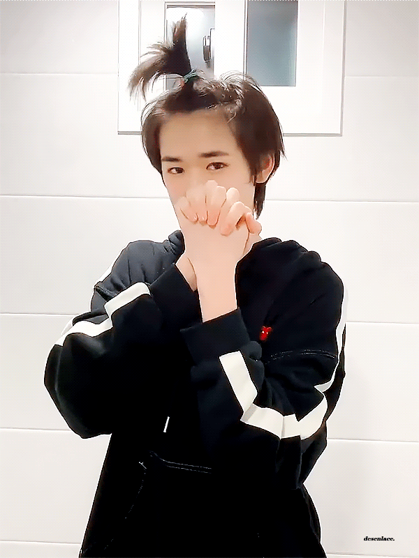 宋亚轩扎小揪揪太可爱了呀!想亲手给他扎揪揪@时代少年团-宋亚轩