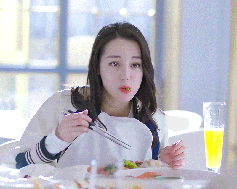 迪丽热巴12月第一天吃货福利再忙再累也不要忘记吃饭