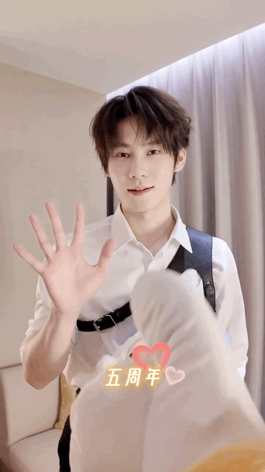 张真源五周年直播今晚就要来啦,这白衬衫预告视频有点帅气在身上啦