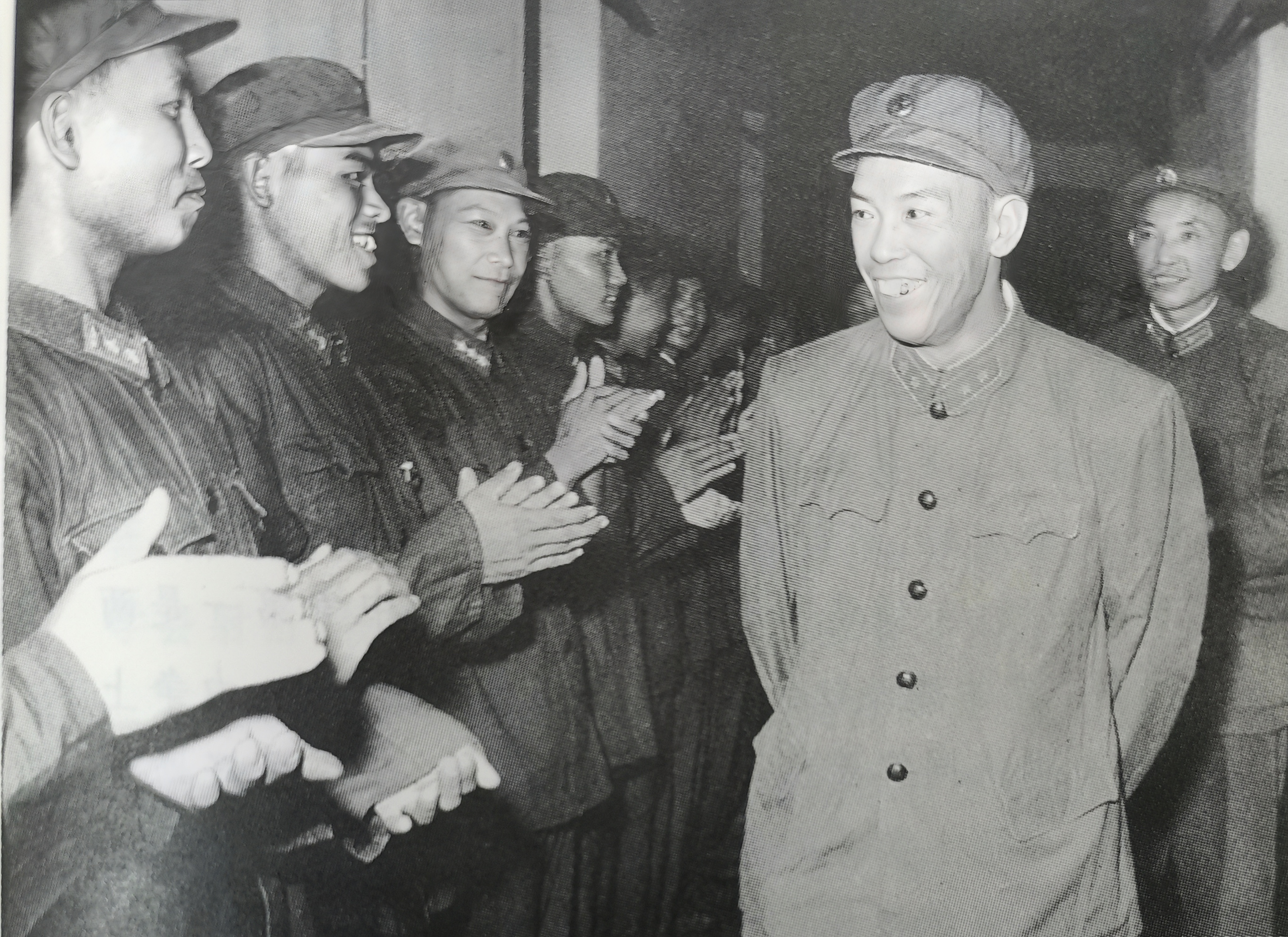 1964年珍贵合影，4位元帅在广州，身后5位四野虎将，都当了司令