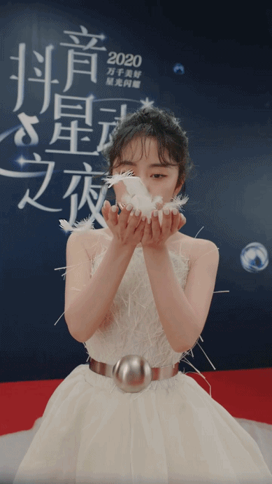 开年最强红毯!都拼了,女星争着秀出事业线,金晨"又美又欲"