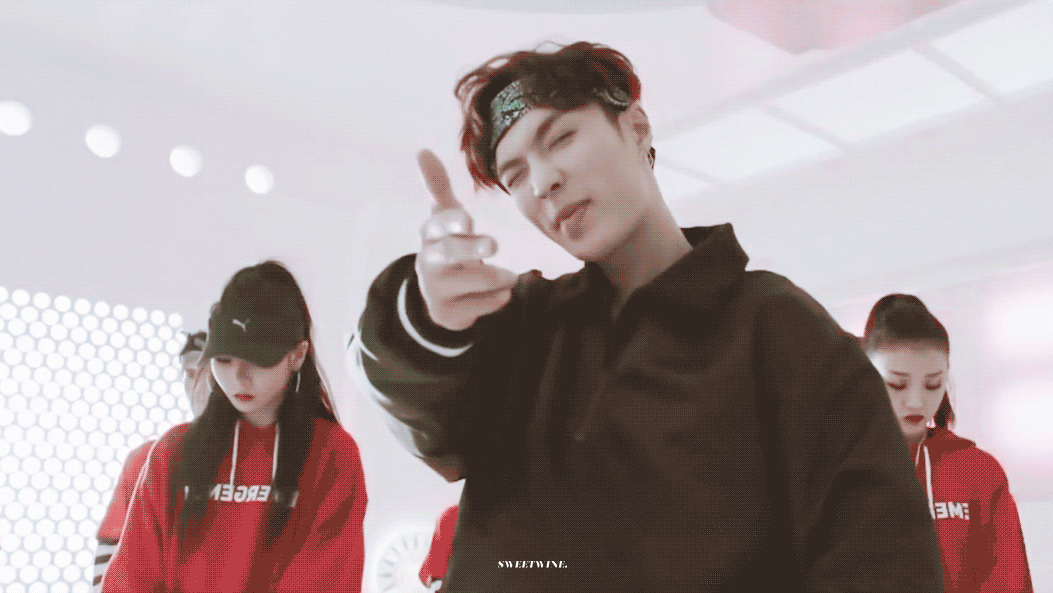 蛊神下蛊时间,张艺兴wink九连击,打枪姿势也太man了