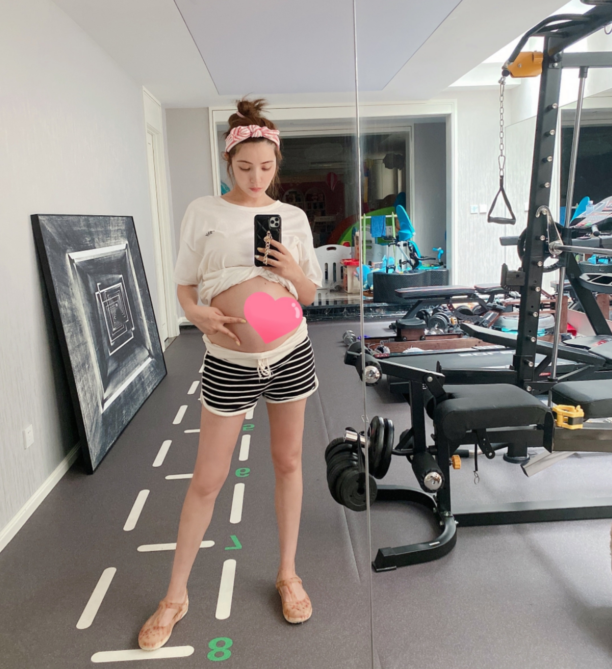 三年抱两娃姜潮老婆麦迪娜临近预产期肚大如箩却四肢纤细