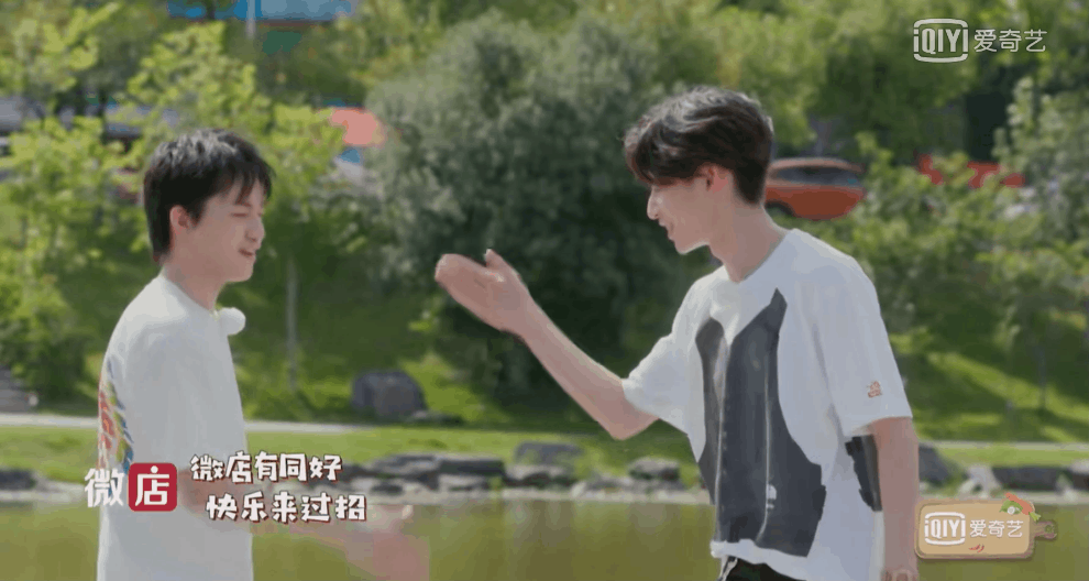 小鬼王琳凯真是端水大师为每个朋友设计了一套专属两人的打招呼方式