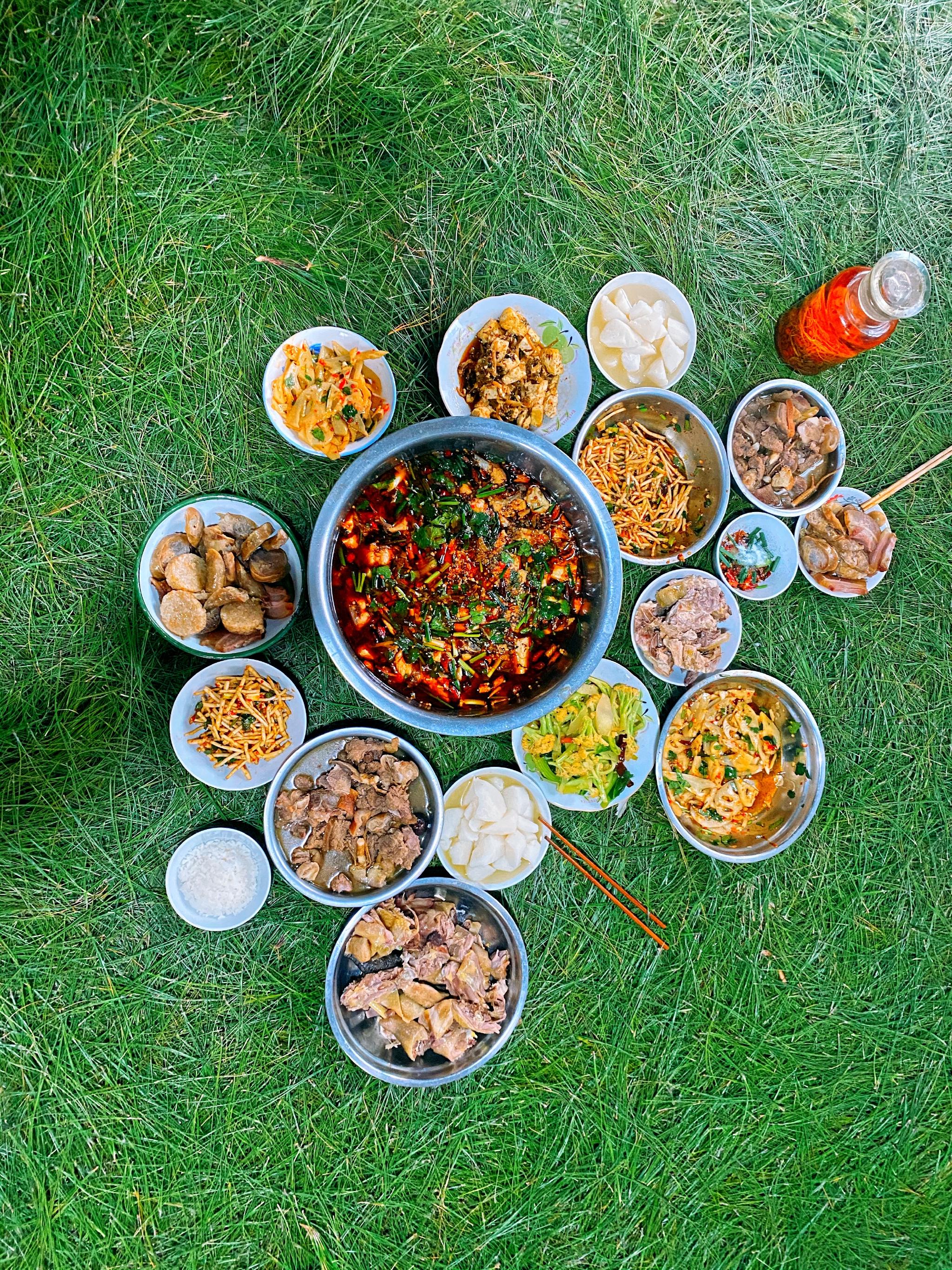 春节在云南楚雄吃年夜饭,铺上松针,寓意来年是个丰收年!