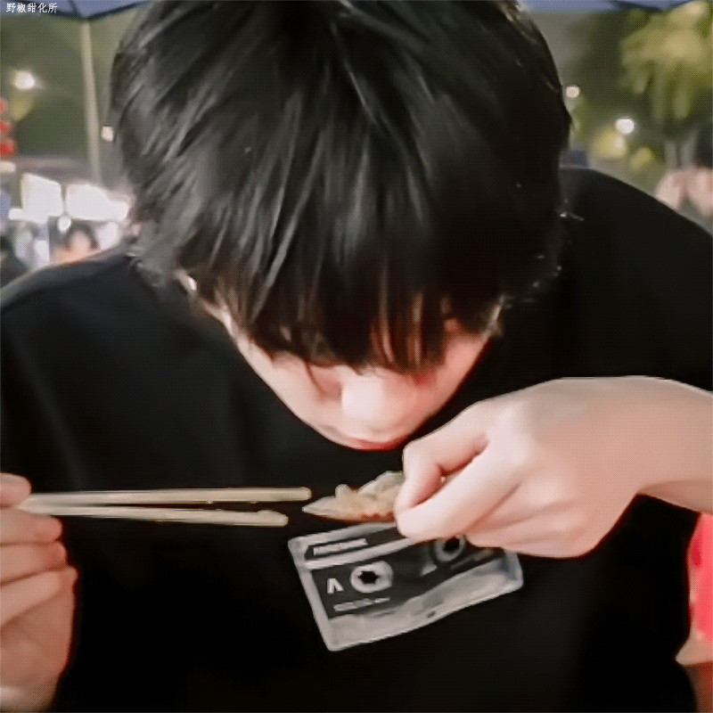 看刘耀文吃东西真的好下饭啊圆圆的脸蛋好想rua一下