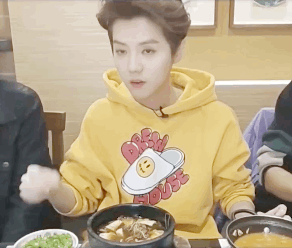 干饭人,干饭魂,每次看鹿晗吃饭就有一种满足感,吃嘛嘛香