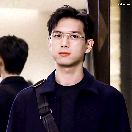 李现今日品牌活动路透戴眼镜的现哥斯文帅气太帅了现哥