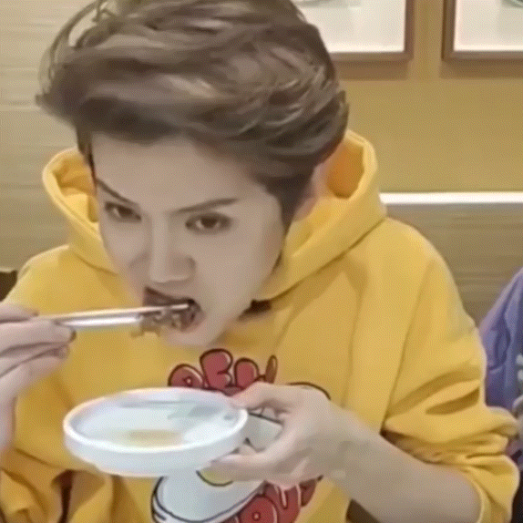 干饭人,干饭魂,每次看鹿晗吃饭就有一种满足感,吃嘛嘛香