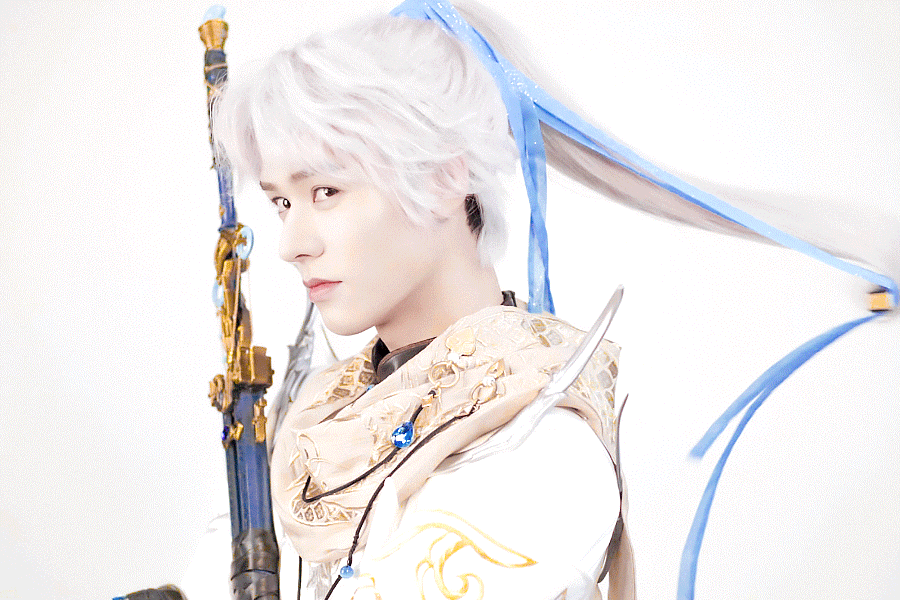 1:1的白发造型还有黄明昊的狗卷棘,虽然乍一看莫名非主流(褒义),但这