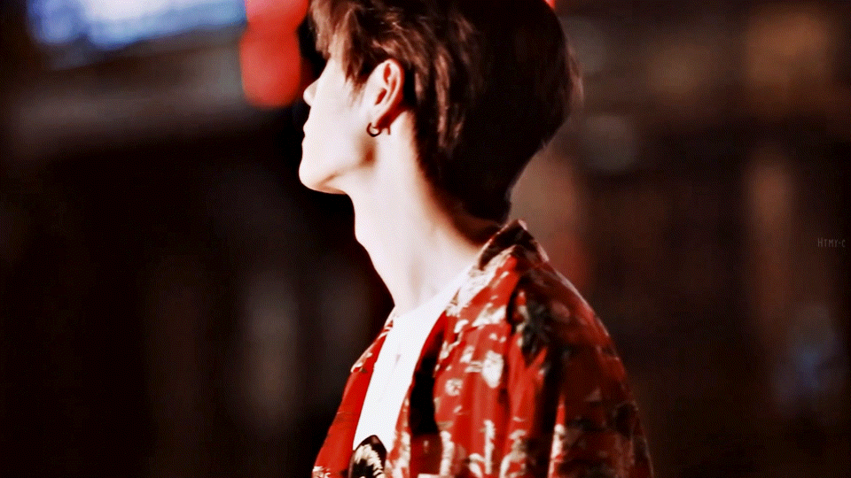 组团去摸王一博的喉结吧太性感了!