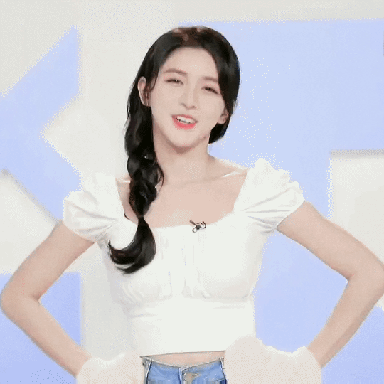 蔡卓宜旧照流出与baby同款猪扒脸整容换脸捧成仙女