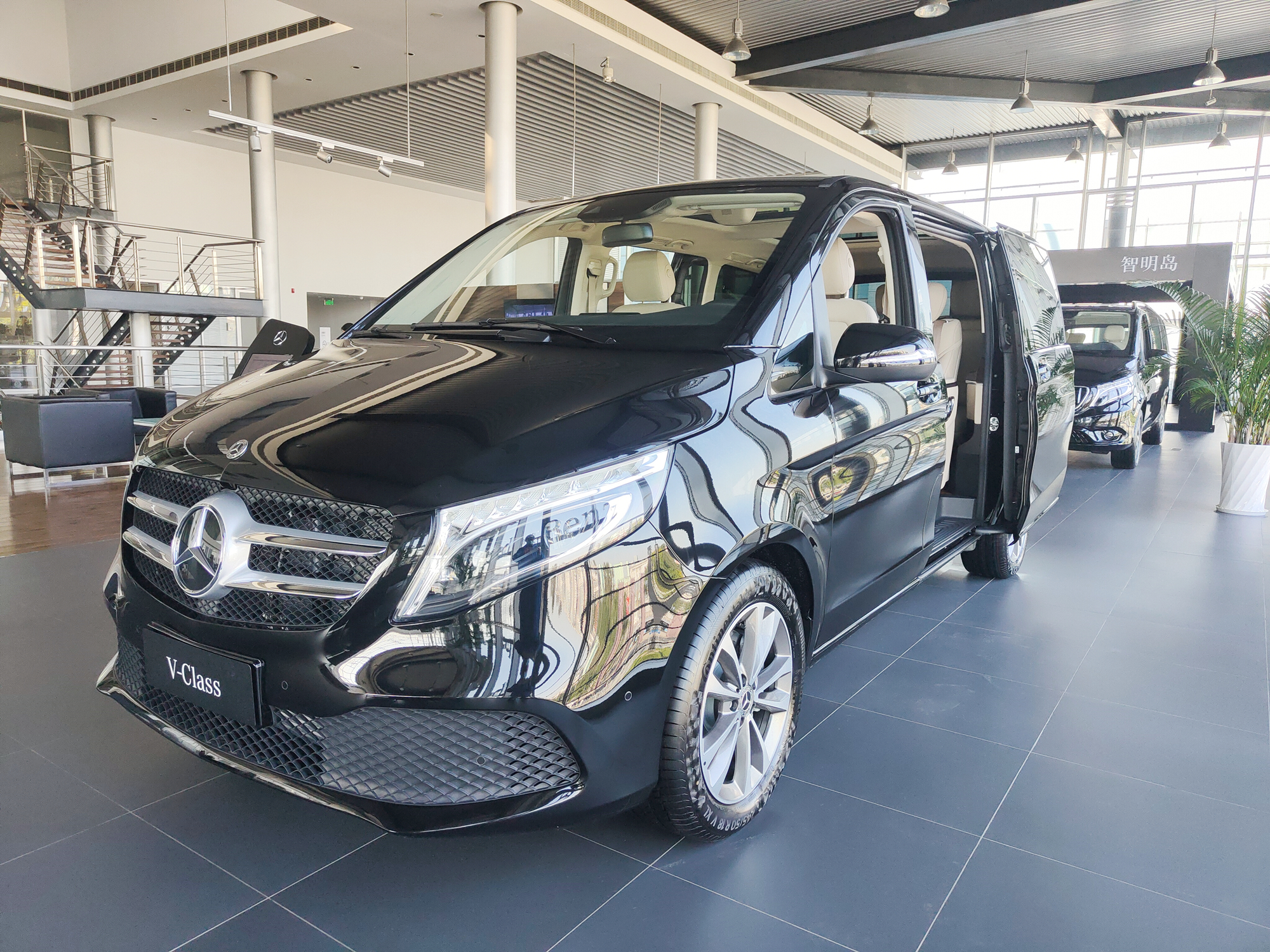 2021款奔驰v级埃尔法落地一半价就开走的大奔驰