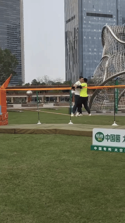 哈哈哈哈哈李宏伟你小子很可以 玩游戏玩儿出了摔跤的架势……|李宏伟|摔跤|架势_新浪新闻