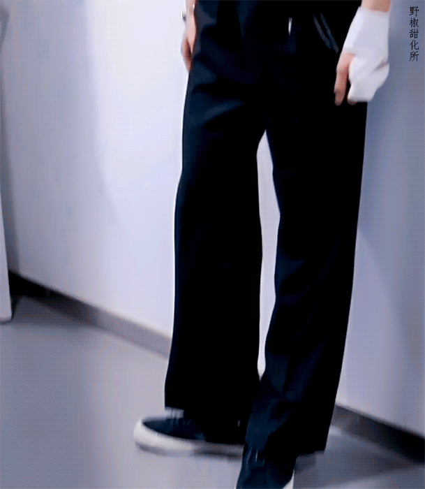 刘耀文的大长腿系列 宽肩长腿,完美比例的男麻豆身材真的爱了!