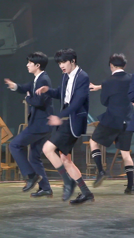 咱就是说刘耀文的腿真的太长了吧比例好绝