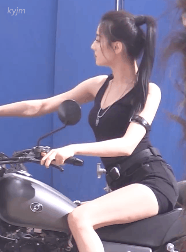 机车辣妹迪丽热巴上线,利落高马尾搭配黑心背心短裤装扮