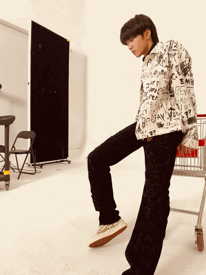 成长中的刘耀文真溢出屏幕的大长腿